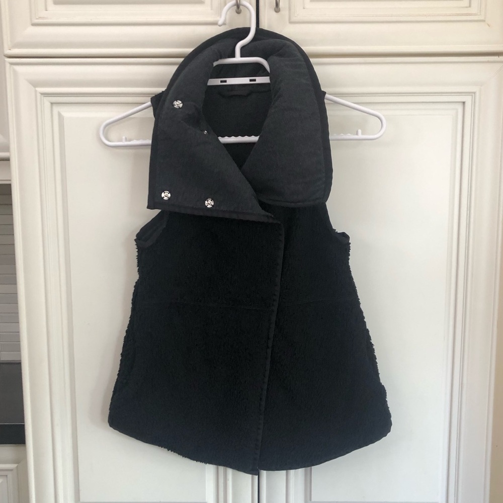 Ivivva by Lululemon girl’s reversible fuzzy vest